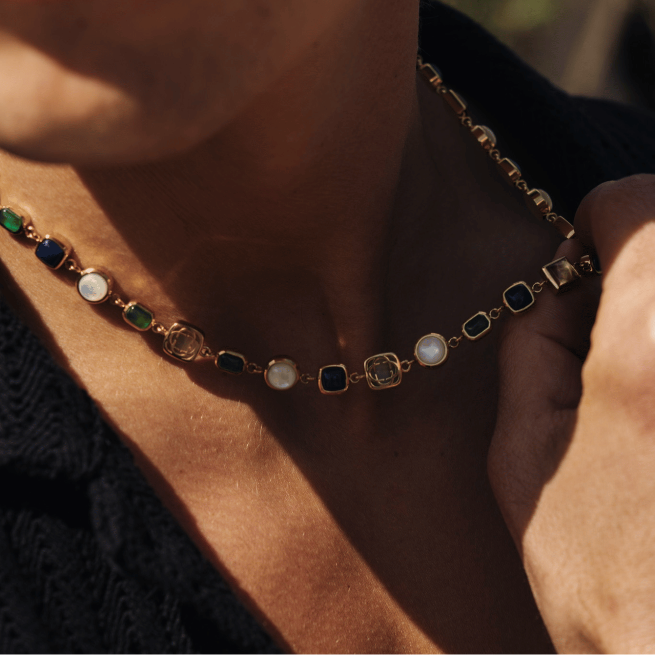 BLUE_CRYSTAL_GEMSTONE_NECKLACE_GOLD_STYLE.png