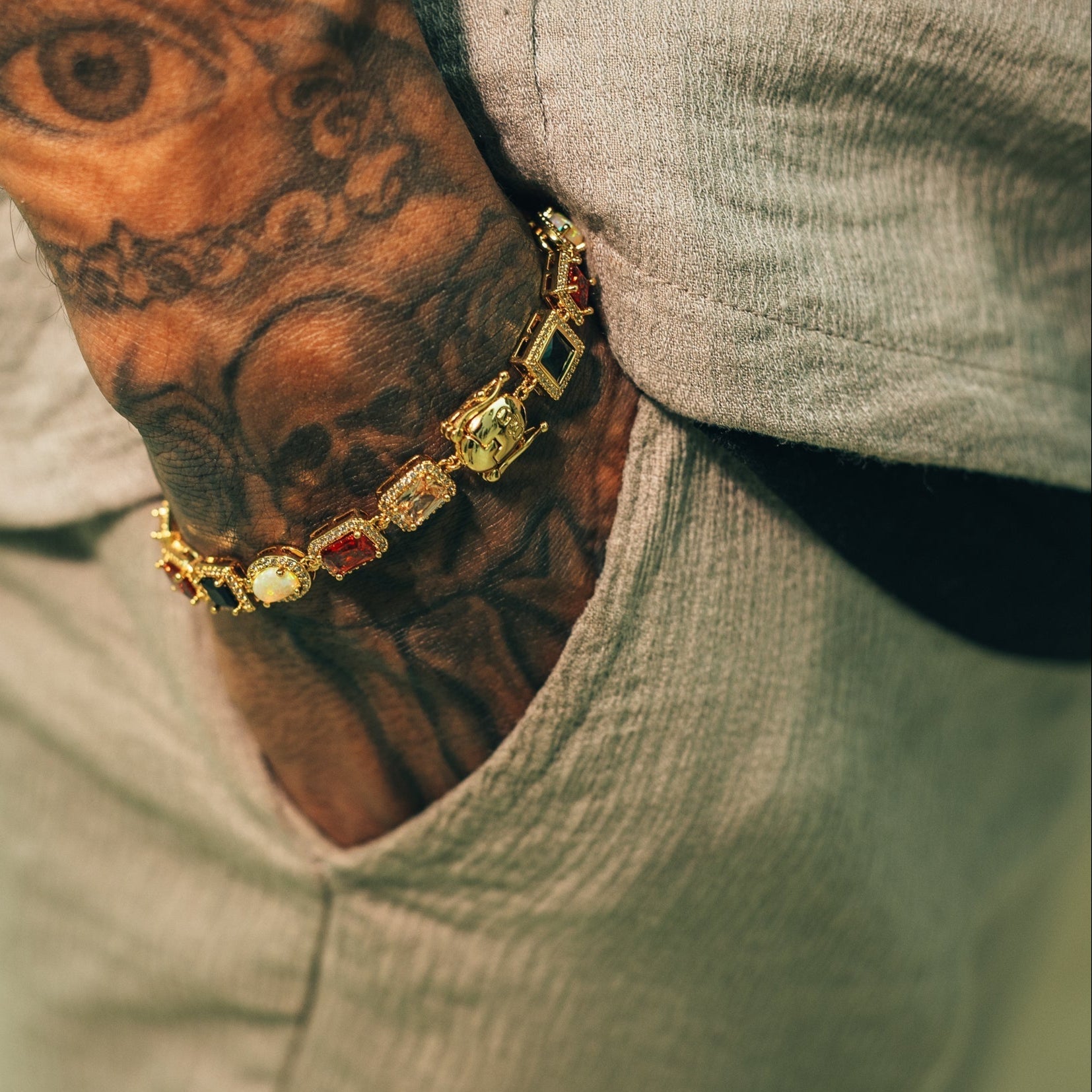 Gold-Royal-Gemstone-Bracelet_Lifestyle-6_41ab2bec-8dad-48ee-a115-8a100d2b60f6.jpg
