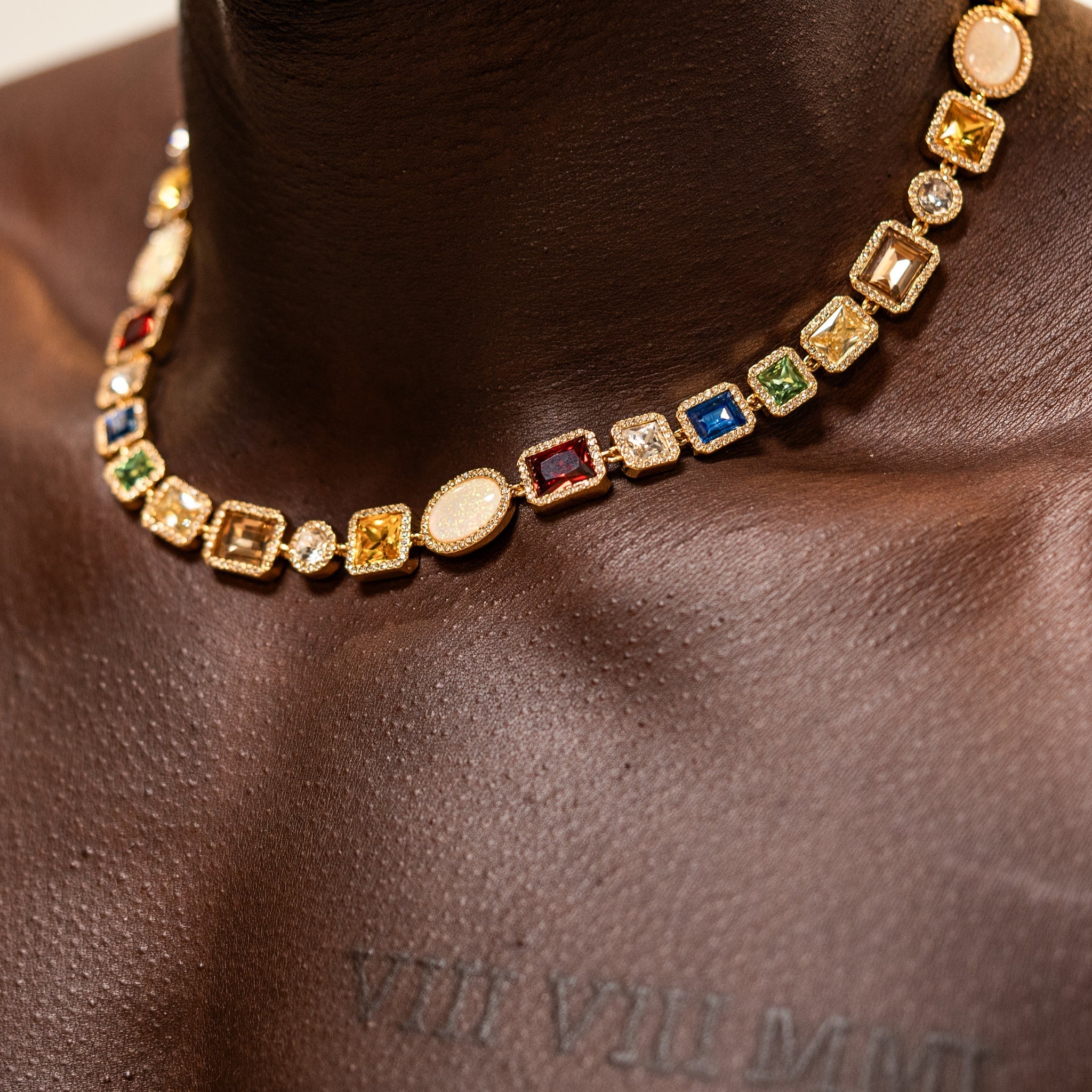 Hommes-Oro_Motley-Gemstone-Chain-Gold_1.jpg
