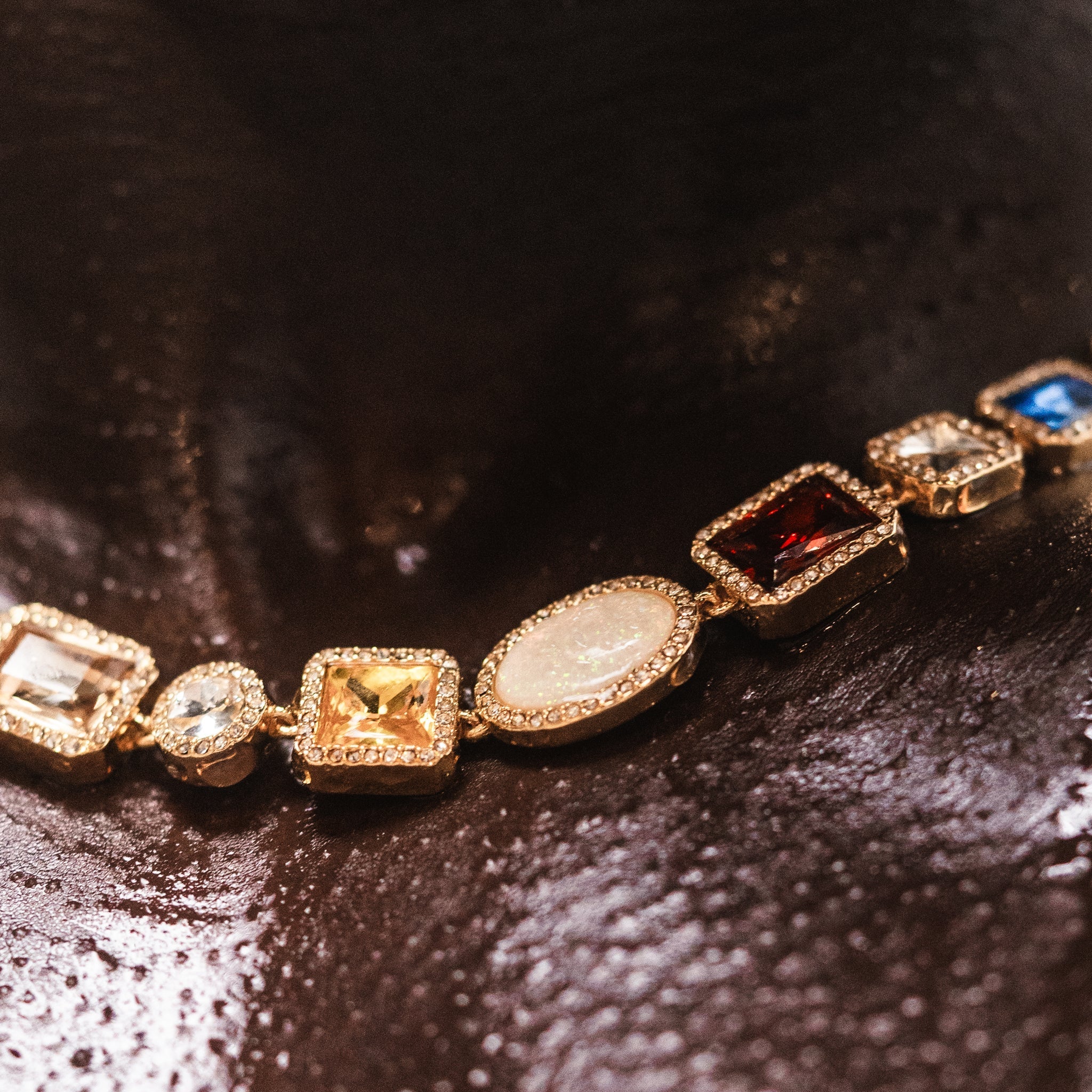 Hommes-Oro_Motley-Gemstone-Chain-Gold_2.jpg